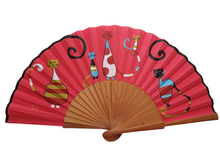 Cargar imagen en el visor de la galería, Un montón de creativos gatos han sido fuente de inspiración para Sauga que junto a los amantes de los mininos sabemos comprender la naturaleza de estos bellos animales. En un mundo cada vez más estresante, ellos son una fuente de diversión y también de serenidad.
Cada trazo dinámico y expresivo del abanico Michi Amichi resalta la alegría y el misterio felino, creando una pieza única que combina arte y diversión. Este combo de coloridos felinos hacen del abanico Michi Amichi harán sentirte única