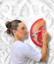 Cargar imagen en el visor de la galería, No podía faltar en nuestro repertorio Sauga el homenaje a la excepcional obra de Velázquez "Las meninas". El abanico Chic Meninas, un distinguido abanico moderno, galán y muy femenino que proyecta la imagen de una creativa silueta de mujer con un alegre atuendo e impactante vuelo en su falda. El abanico Chic Meninas reactiva los clásicos para seguir manteniéndolos vivos, logrando crear de nuevo tendencia.