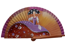 Cargar imagen en el visor de la galería, No podía faltar en nuestro repertorio Sauga el homenaje a la excepcional obra de Velázquez "Las meninas". El abanico Chic Meninas, un distinguido abanico moderno, galán y muy femenino que proyecta la imagen de una creativa silueta de mujer con un alegre atuendo e impactante vuelo en su falda. El abanico Chic Meninas reactiva los clásicos para seguir manteniéndolos vivos, logrando crear de nuevo tendencia.