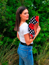 Cargar imagen en el visor de la galería, Los estampados son los protagonistas en este atractivo abanico y sus clásicas versiones dan un giro con este combo de lunares y rosas rojas entre lo tradicional y lo moderno. Ver la vida a lunares es sinónimo de alegría y de tener un gusto especial que con el atrevido mix del símbolo del amor (la rosa) aún consiguen hacer de este abanico ser más original. Este mix & match de grandes lunares con rosas XL consiguen un vibrante y bonito print en el apasionado abanico de La Lola.