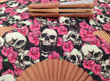 Cargar imagen en el visor de la galería, Abanico Skull Calaveras Fan 💀🌺