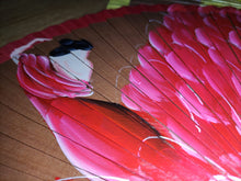 Cargar imagen en el visor de la galería, Abanico estrella para los amantes del arte flamenco. El abanico Dança Lolé captura la imagen pintada a mano de una erguida bailaora con cabeza firme y alegre atuendo. La cual, pretende transportarnos a un ambiente de baile, alegría, sonido entre palmas y guitarras a ritmo de música tradicional de nuestra tierra con tanto encanto.