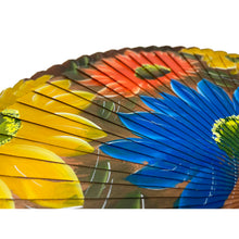 Cargar imagen en el visor de la galería, Las margaritas, amantes de la primavera y testigo de cientos de historias de amor siendo conocedoras de finales felices y también de corazones rotos, son las protagonistas del abanico Choco Coloria, de aspecto jovial y fresco en un tapiz de flores multicolor en el que brota la alegría y el entusiasmo. Las flores icónicas del "me quiere, no me quiere" con todos sus pétalos perpétuos en la pintura de este bonito abanico que sí, siempre te corresponderá. Me quiere, no me quiere... Nosotras ¡sí te queremos!