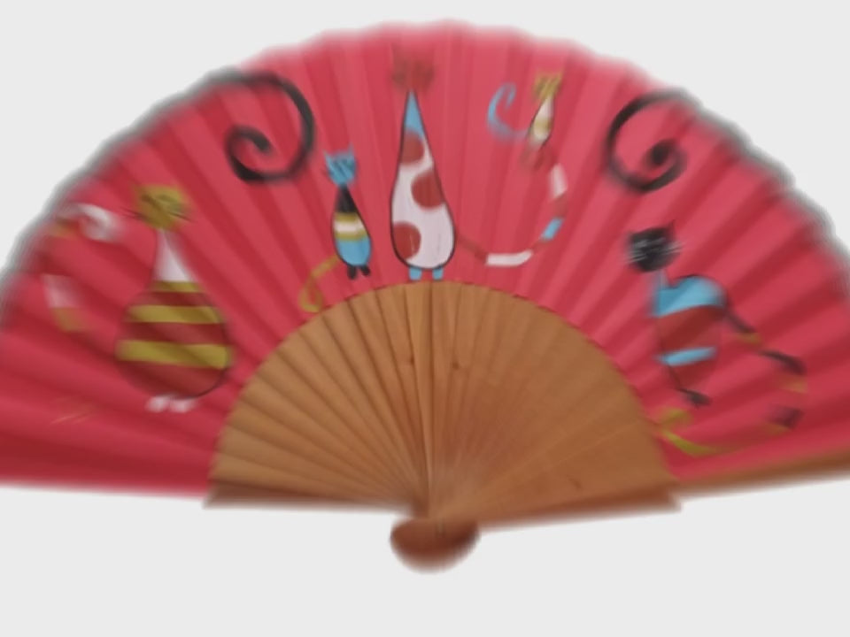 Un montón de creativos gatos han sido fuente de inspiración para Sauga que junto a los amantes de los mininos sabemos comprender la naturaleza de estos bellos animales. En un mundo cada vez más estresante, ellos son una fuente de diversión y también de serenidad.

&nbsp;Cada trazo dinámico y expresivo del abanico Michi Amichi resalta la alegría y el misterio felino, creando una pieza única que combina arte y diversión.&nbsp; Este combo de coloridos felinos hacen del abanico Michi Amichi harán sentirte única