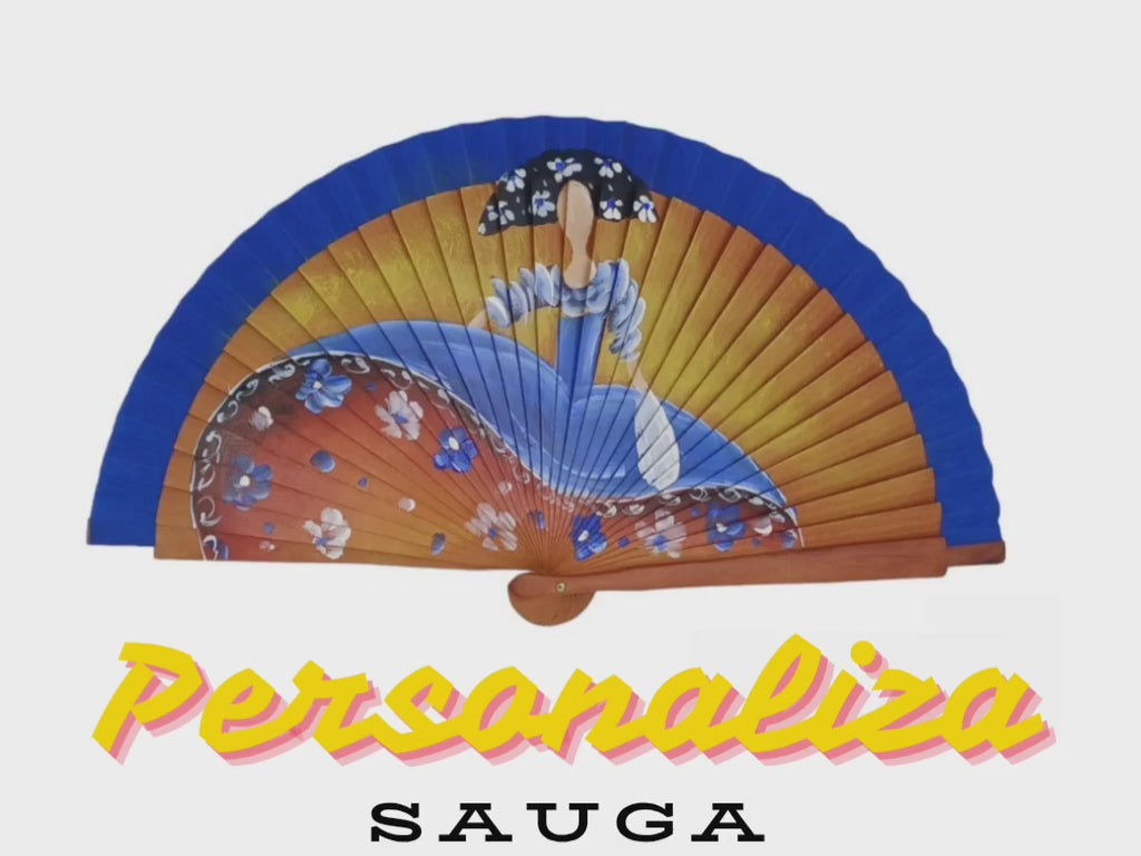 No podía faltar en nuestro repertorio Sauga el homenaje a la excepcional obra de Velázquez "Las meninas". El abanico Chic Meninas, un distinguido abanico moderno, galán y muy femenino que proyecta la imagen de una creativa silueta de mujer con un alegre atuendo e impactante vuelo en su falda. El abanico Chic Meninas reactiva los clásicos para seguir manteniéndolos vivos, logrando crear de nuevo tendencia.