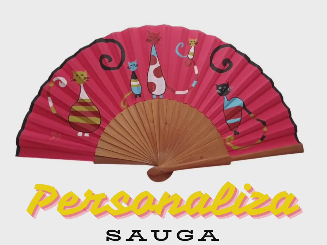 Un montón de creativos gatos han sido fuente de inspiración para Sauga que junto a los amantes de los mininos sabemos comprender la naturaleza de estos bellos animales. En un mundo cada vez más estresante, ellos son una fuente de diversión y también de serenidad.

&nbsp;Cada trazo dinámico y expresivo del abanico Michi Amichi resalta la alegría y el misterio felino, creando una pieza única que combina arte y diversión.&nbsp; Este combo de coloridos felinos hacen del abanico Michi Amichi harán sentirte única