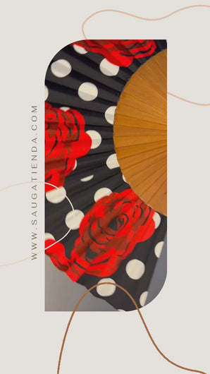 Los estampados son los protagonistas en este atractivo abanico y sus clásicas versiones dan un giro con este combo de lunares y rosas rojas entre lo tradicional y lo moderno.  Ver la vida a lunares es sinónimo de alegría y de tener un gusto especial que con el atrevido mix del símbolo del amor (la rosa) aún consiguen hacer de este abanico ser más original.  Este mix & match de grandes lunares con rosas XL consiguen un vibrante y bonito print en el apasionado abanico de La Lola.