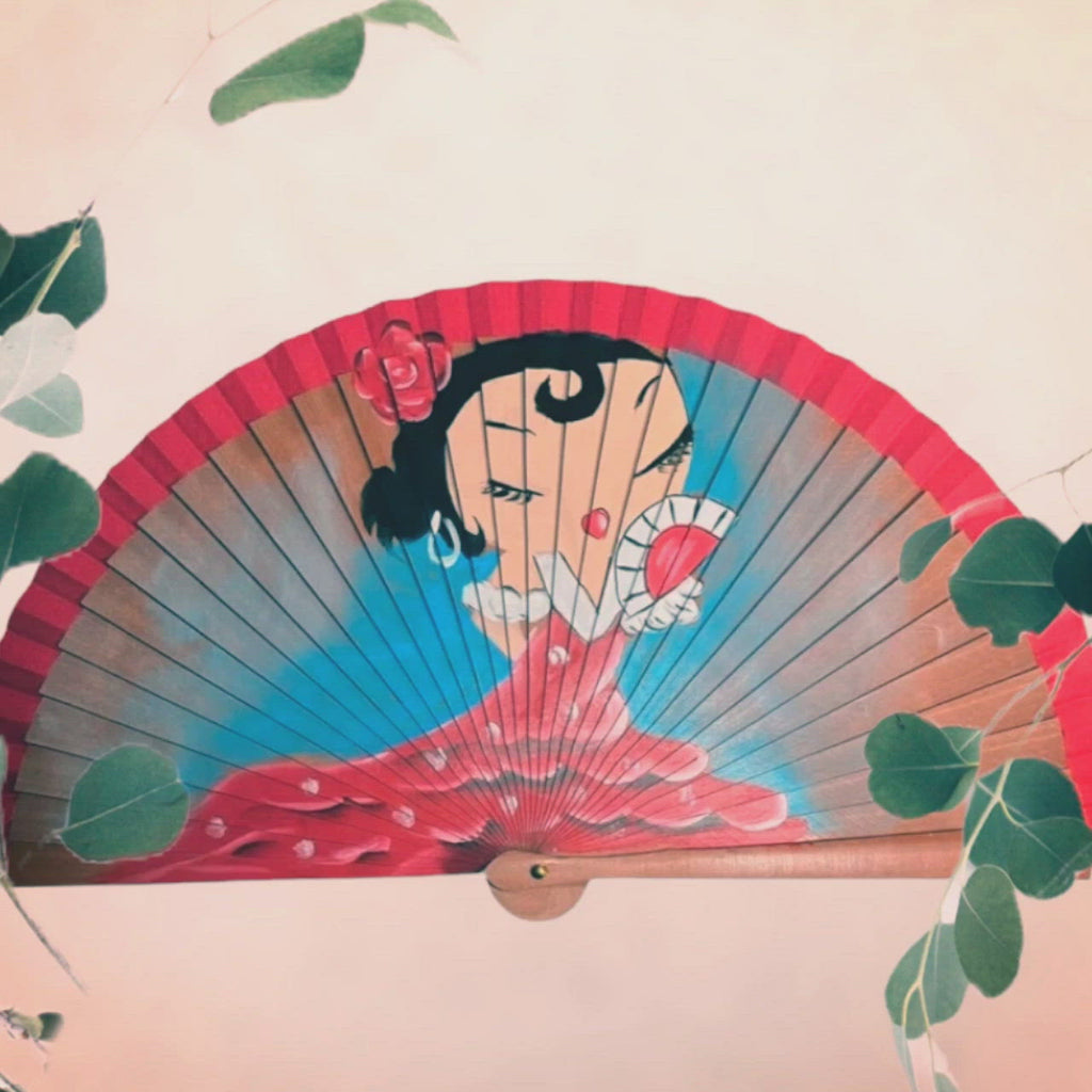 Como nos gusta el divertido Abanico Faralaes Soleá y es que esta graciosa flamenca bailaora es capaz de contagiarnos su salero, garbo y chispa rápidamente.  Con tan solo mirarla nos transmite de manera mágica las ganas de abrir y cerrar el abanico como ella y demostrar el orgullo de disfrutar de nuestro momento, luciendo nuestro temperamento, el jaleo y la expresión mágica del flamenco: el duende.  y tú...  ¿tienes duende?