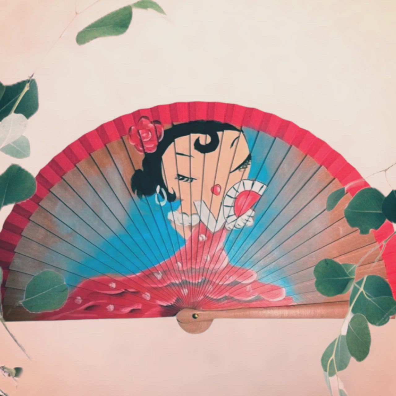 Como nos gusta el divertido Abanico Faralaes Soleá y es que esta graciosa flamenca bailaora es capaz de contagiarnos su salero, garbo y chispa rápidamente.  Con tan solo mirarla nos transmite de manera mágica las ganas de abrir y cerrar el abanico como ella y demostrar el orgullo de disfrutar de nuestro momento, luciendo nuestro temperamento, el jaleo y la expresión mágica del flamenco: el duende.  y tú...  ¿tienes duende?