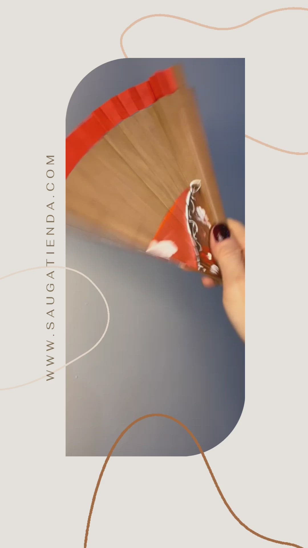 No podía faltar en nuestro repertorio Sauga el homenaje a la excepcional obra de Velázquez "Las meninas". El abanico Chic Meninas, un distinguido abanico moderno, galán y muy femenino que proyecta la imagen de una creativa silueta de mujer con un alegre atuendo e impactante vuelo en su falda. El abanico Chic Meninas reactiva los clásicos para seguir manteniéndolos vivos, logrando crear de nuevo tendencia.