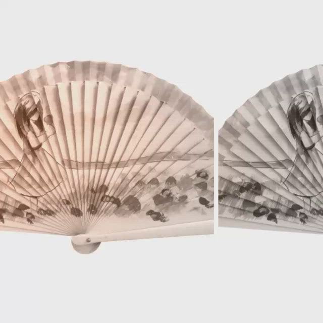 En el momento en que una pintura cae en manos de Sauga la creatividad no tiene límite y no podía faltar espacio en nuestra colección para expresar nuestro lado más infantil y creativo y es que si de algo pueden presumir los niños entre muchas cosas es de saber explorar constantemente el entorno y todas sus posibilidades, soñando, creando, preguntando e imaginando.  El abanico Nines Blanc muestra todo ellos, un lindo escenario, los sonidos, los colores, los olores... ¡despierta tu niña interior!